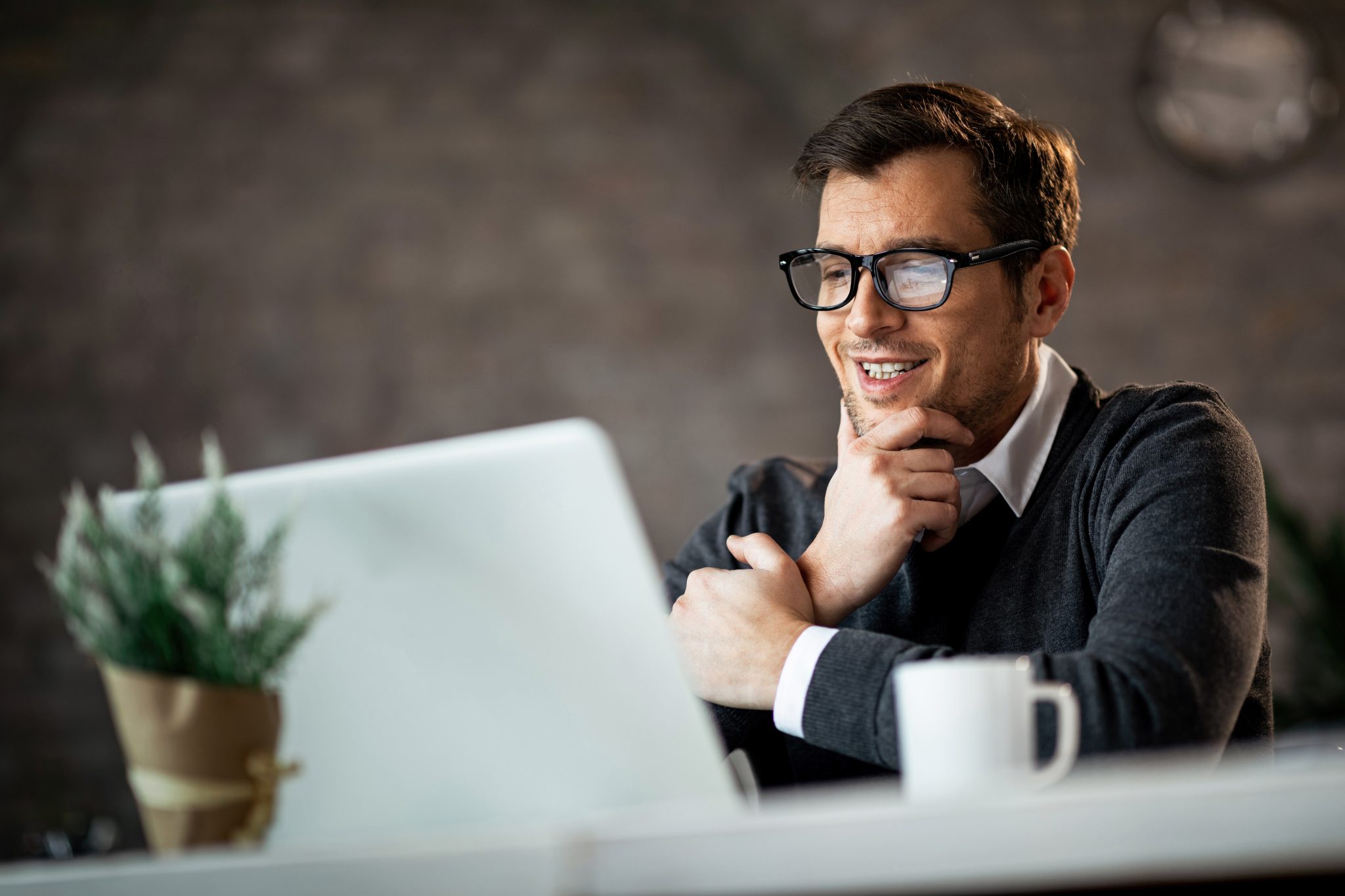 man with laptop 2048x1365